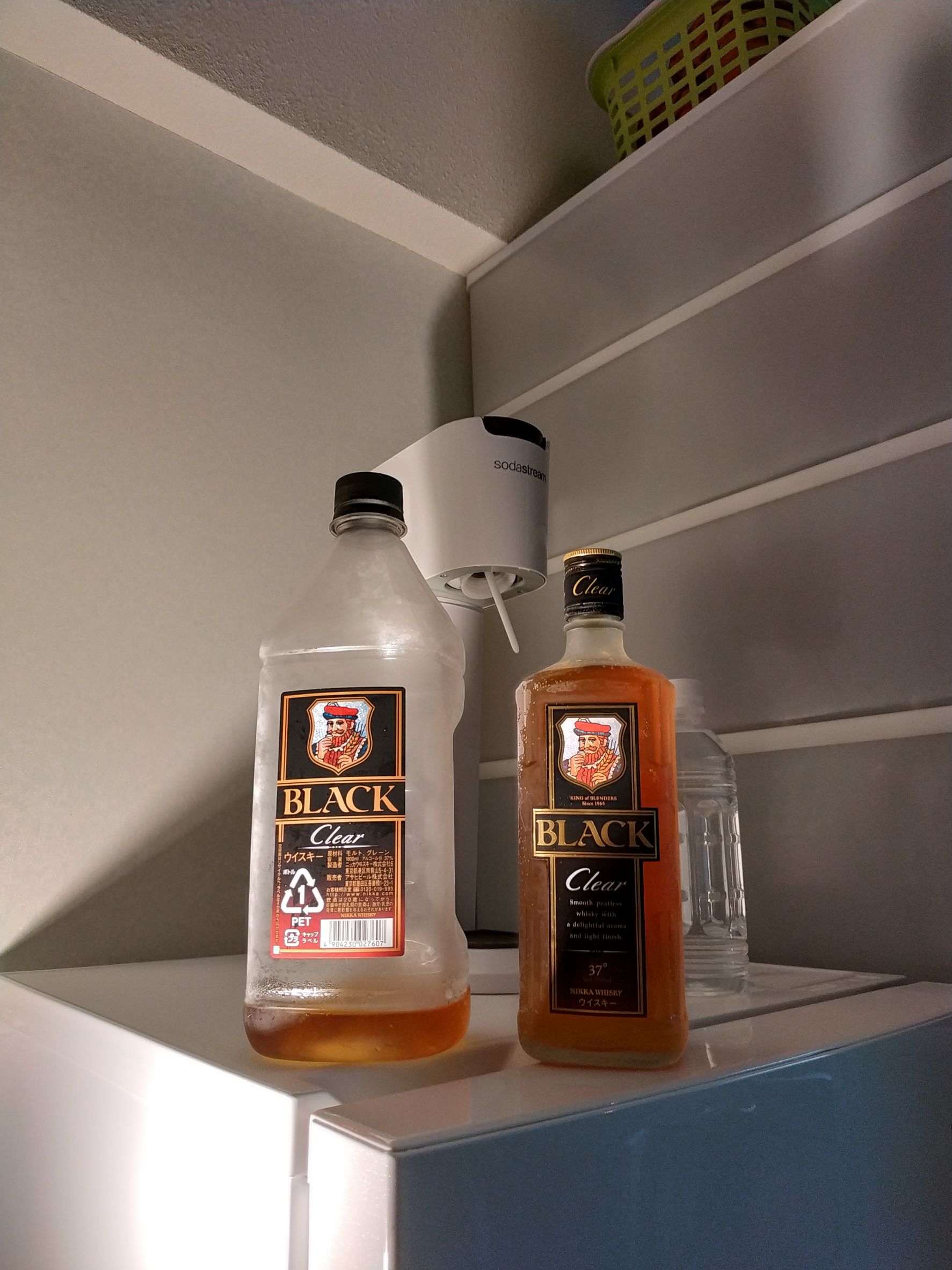 冷蔵庫の上にウイスキー瓶